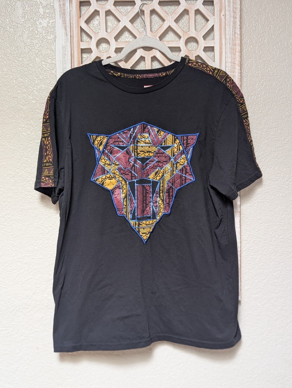 Marvel Black Panther t-shirt men's size large black embroidered printed sleeves
